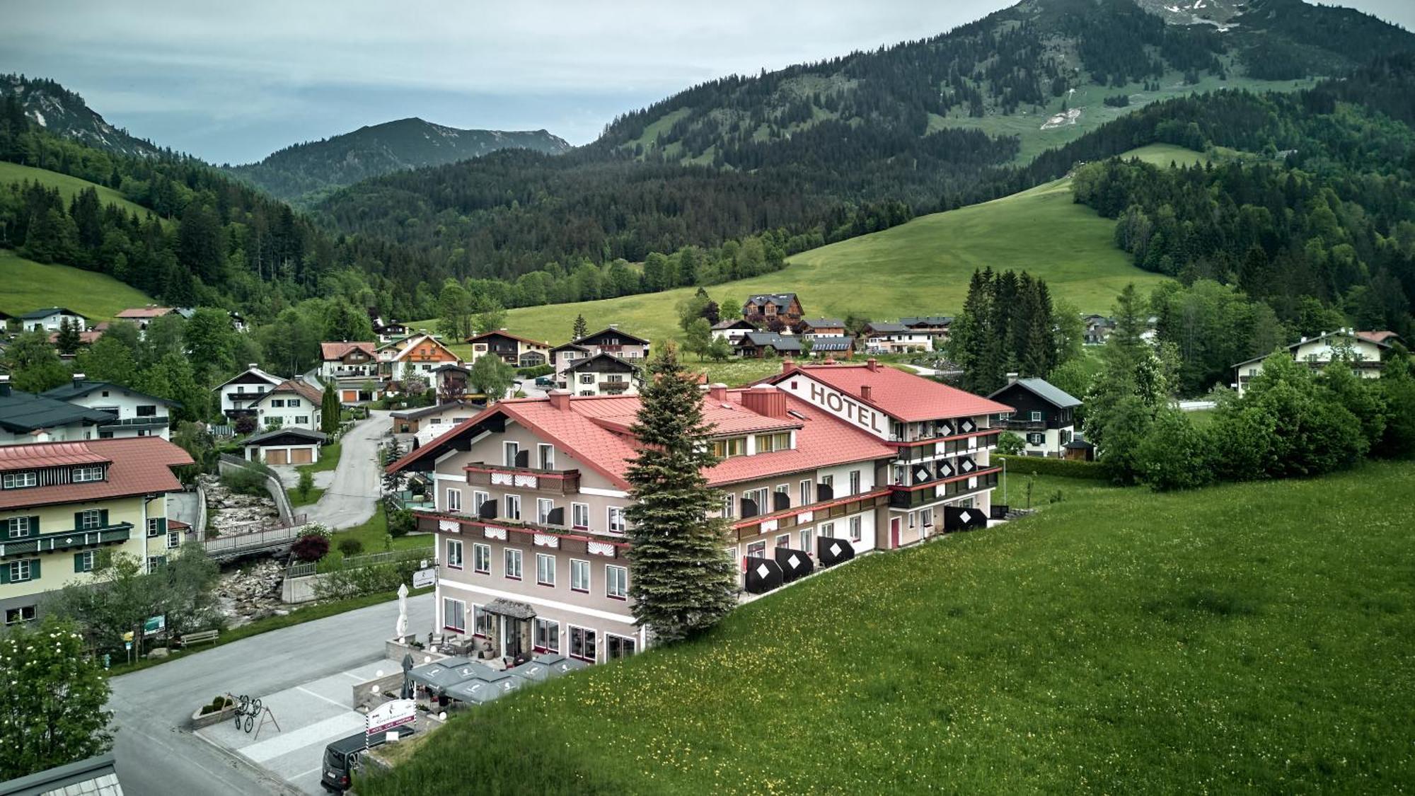 Hotel Kerschbaumer Russbach am Pass Gschütt Exterior foto