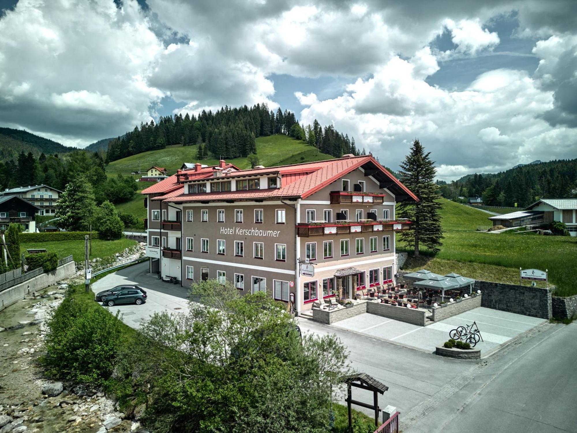 Hotel Kerschbaumer Russbach am Pass Gschütt Exterior foto
